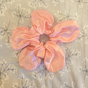 NWOT Flower Shaped Srunchie - Faux Satin Bow Scrunchie in Soft Pink Peach